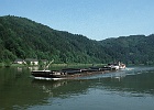 Ungarischer Schubverband bergwärts der Untermühlmündung, Donau-km 2171 : Binnenschiffe